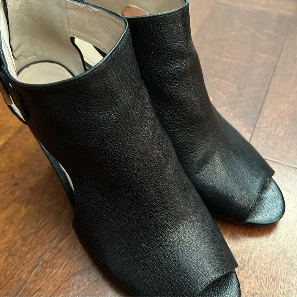 Louise et Cie Black Leather Wedge Heel Peep Toe Shoes, Gold Detailing Size 8.5